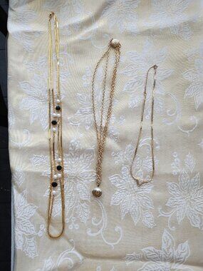 Lot of 3 "gold" necklaces bag 11